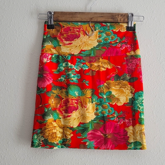 Sans Souci Dresses & Skirts - 💥Sans Souci Floral Bodycon Mini Skirt size S